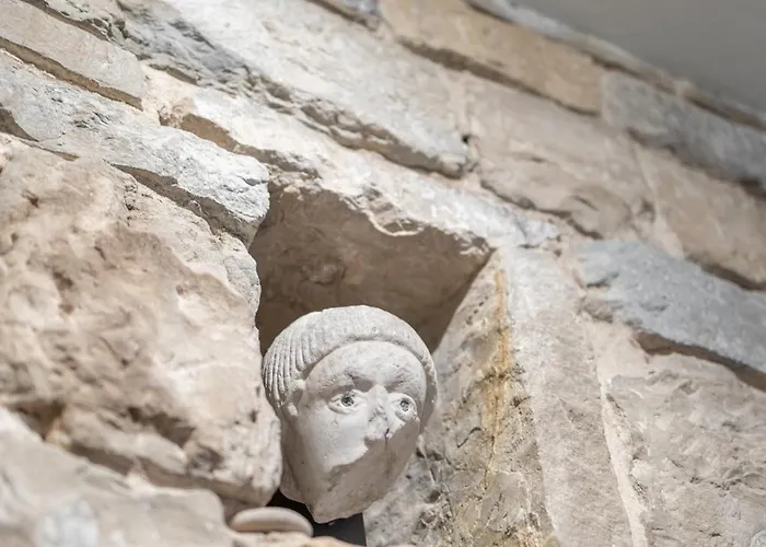 Old Bridge Large And Unique Artful With Elevator アパート