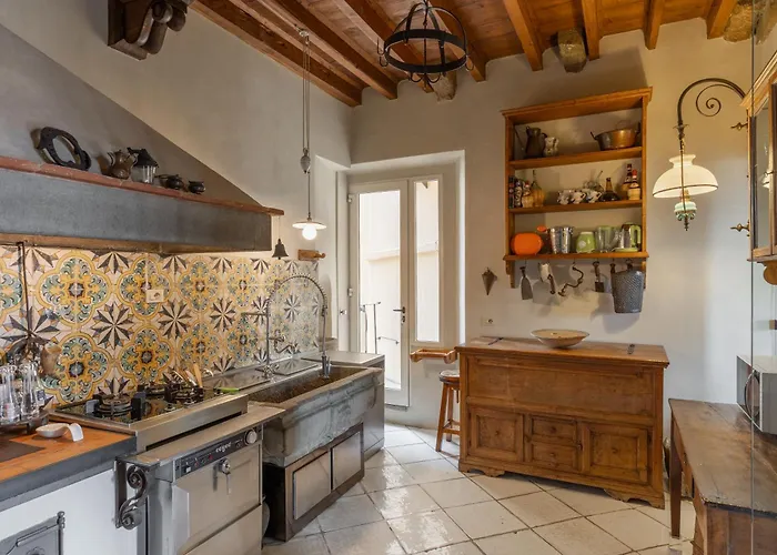 Old Bridge Large And Unique Artful With Elevator Daire